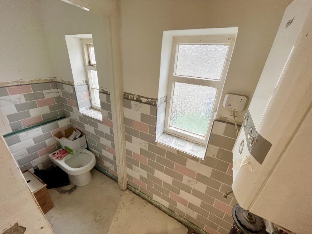 Lot: 136 - COTTAGE WITH IMPROVEMENT WORKS REQUIRING FINISHING - Ground floor W.C.